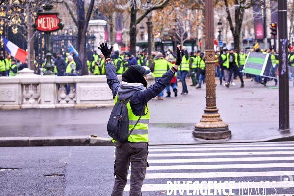 Manifestation Gilets Jaunes sur les Champs Elysees 24 novembre 2018