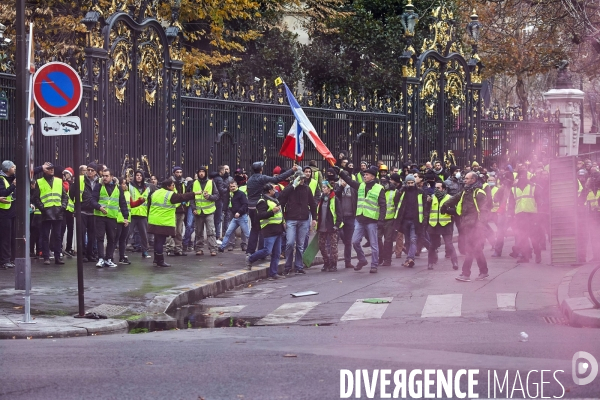 Manifestation Gilets Jaunes sur les Champs Elysees 24 novembre 2018