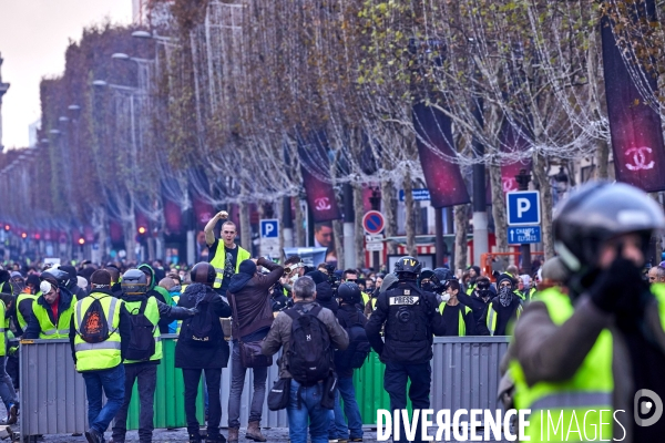 Manifestation Gilets Jaunes sur les Champs Elysees 24 novembre 2018