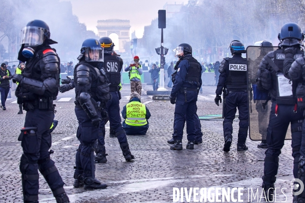 Manifestation Gilets Jaunes sur les Champs Elysees 24 novembre 2018