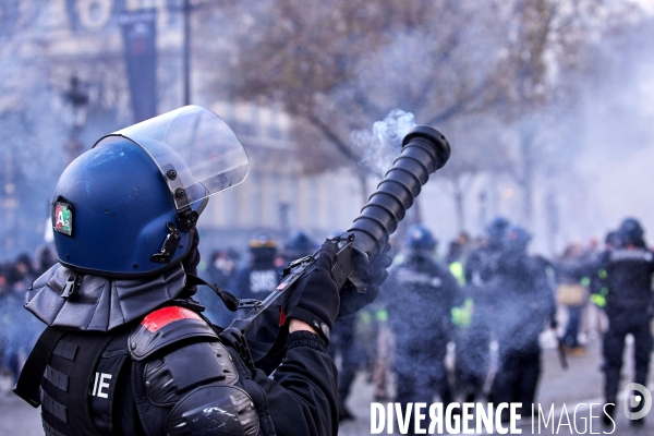 Manifestation Gilets Jaunes sur les Champs Elysees 24 novembre 2018