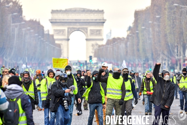 Manifestation Gilets Jaunes sur les Champs Elysees 24 novembre 2018