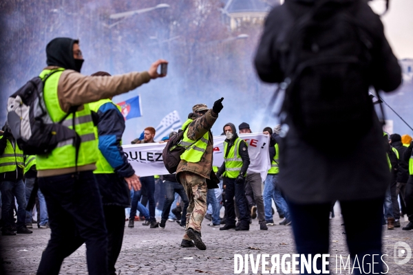 Manifestation Gilets Jaunes sur les Champs Elysees 24 novembre 2018