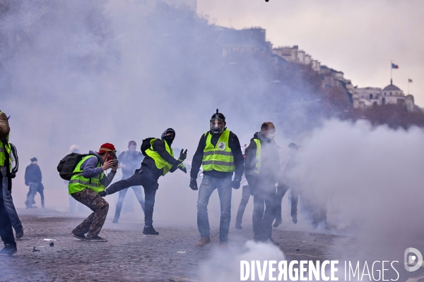 Manifestation Gilets Jaunes sur les Champs Elysees 24 novembre 2018