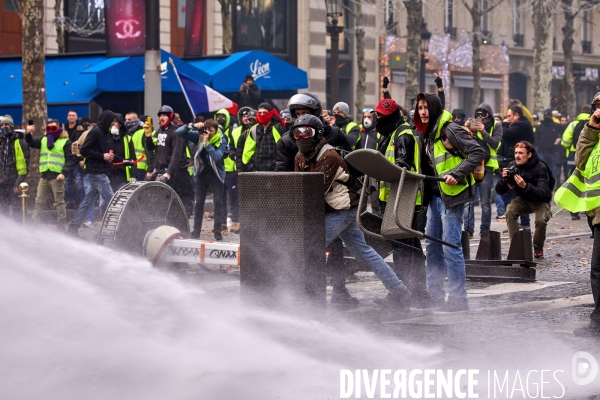 Manifestation Gilets Jaunes sur les Champs Elysees 24 novembre 2018