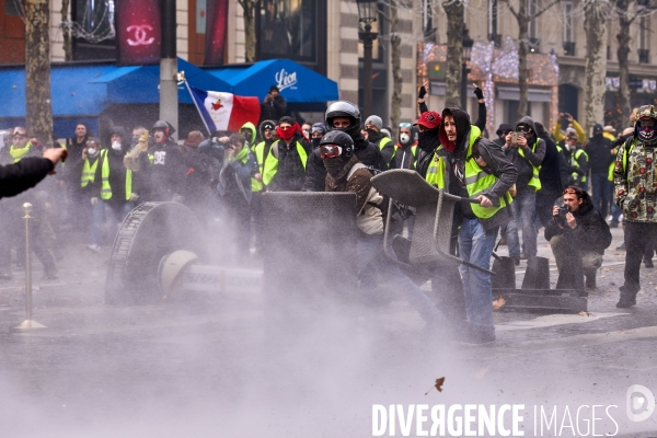 Manifestation Gilets Jaunes sur les Champs Elysees 24 novembre 2018