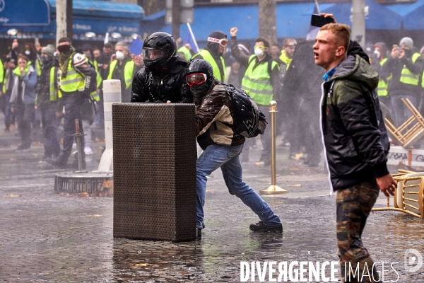 Manifestation Gilets Jaunes sur les Champs Elysees 24 novembre 2018