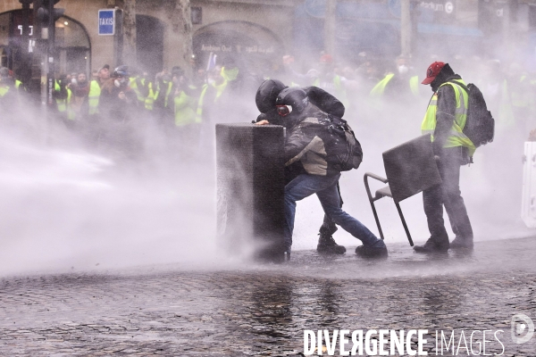 Manifestation Gilets Jaunes sur les Champs Elysees 24 novembre 2018