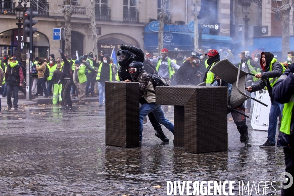 Manifestation Gilets Jaunes sur les Champs Elysees 24 novembre 2018