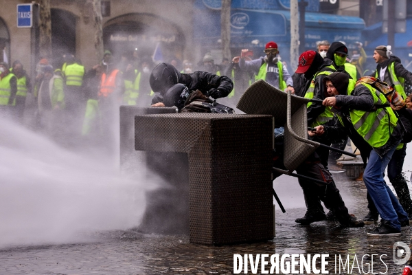 Manifestation Gilets Jaunes sur les Champs Elysees 24 novembre 2018