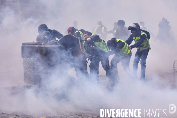 Manifestation Gilets Jaunes sur les Champs Elysees 24 novembre 2018