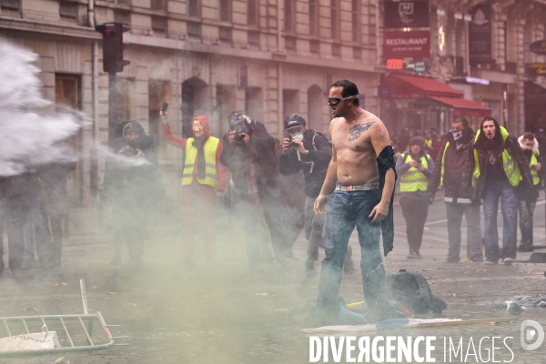 Manifestation Gilets Jaunes sur les Champs Elysees 24 novembre 2018