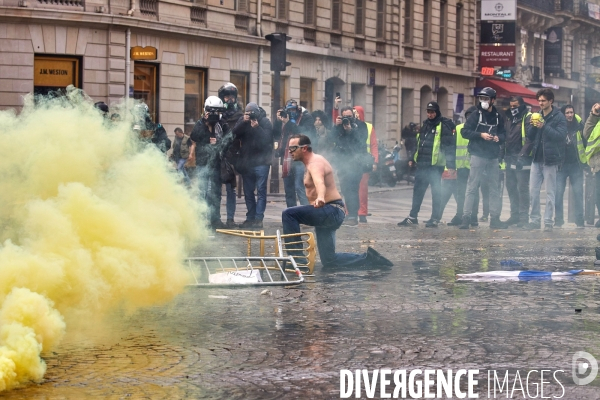 Manifestation Gilets Jaunes sur les Champs Elysees 24 novembre 2018