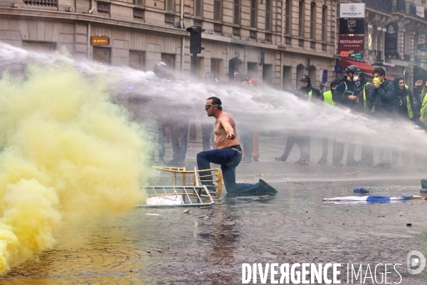 Manifestation Gilets Jaunes sur les Champs Elysees 24 novembre 2018