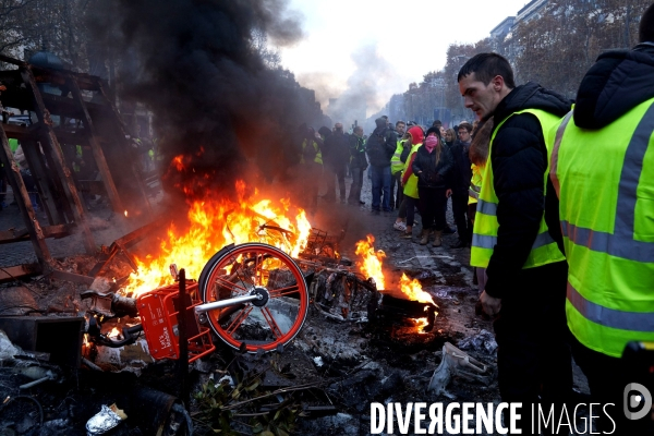 Manifestation Gilets Jaunes sur les Champs Elysees 24 novembre 2018