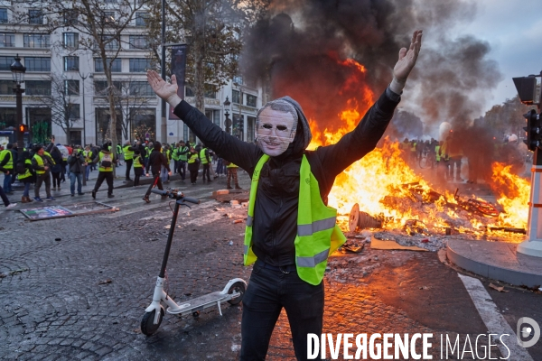 Manifestation Gilets Jaunes sur les Champs Elysees 24 novembre 2018