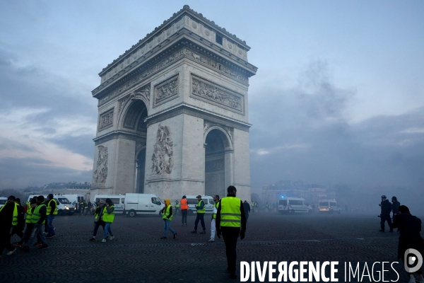 Manifestation Gilets Jaunes sur les Champs Elysees 24 novembre 2018