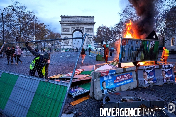 Manifestation Gilets Jaunes sur les Champs Elysees 24 novembre 2018