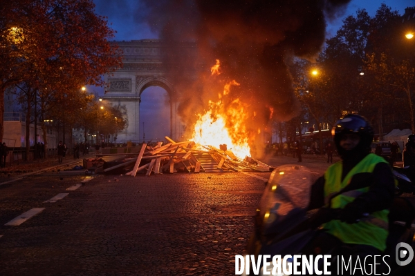 Manifestation Gilets Jaunes sur les Champs Elysees 24 novembre 2018