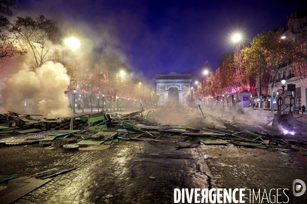 Manifestation Gilets Jaunes sur les Champs Elysees 24 novembre 2018