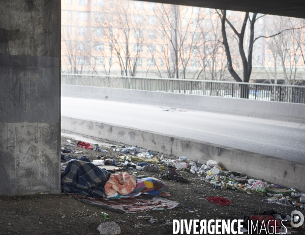 Porte de la Chapelle, Paris  Un homme couché sous le pont autoroutier