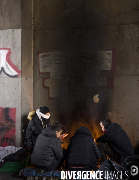 Porte des Poissonniers, Paris  Réfugiés afghans regroupés autour d un feu sous un pont ferroviaire