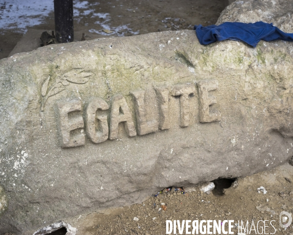 Porte de la Chapelle, rochers du dispositif anti-personnel  gravés