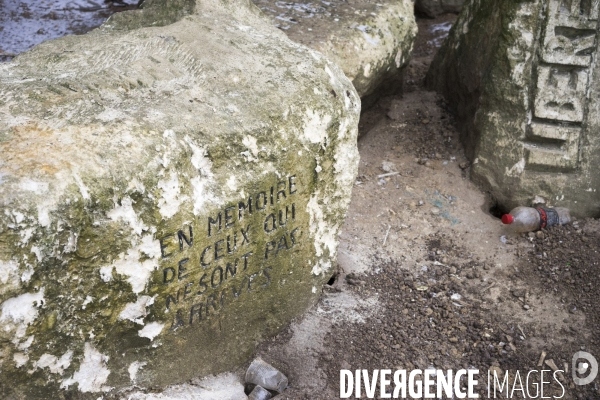 Porte de la Chapelle, rochers du dispositif anti-personnel  gravés