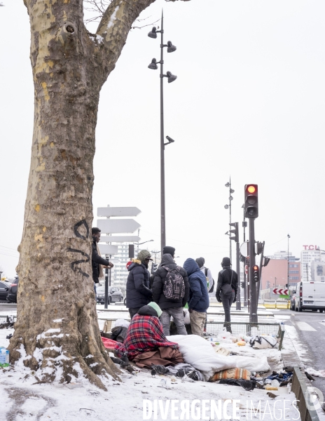 Porte des Poissonniers, Paris  Réfugiés afghans regroupés autour d un feu sous un pont ferroviaire