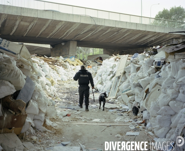 Porte de la Chapelle, maitre chien surveillant le bidonville récemment évacué