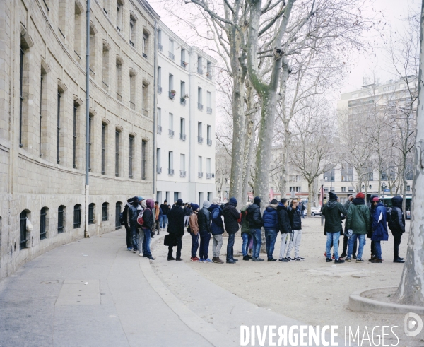 Porte de la Chapelle, Paris. Queue de  réfugiés et migrants pour un repas
