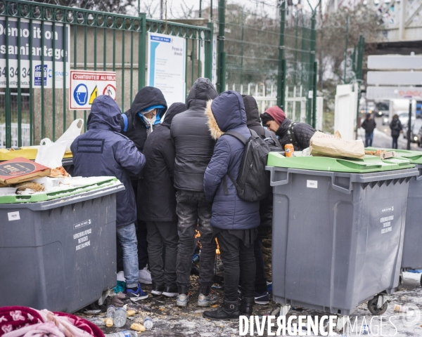 Porte de la Chapelle, Paris  Réfugiés africains et afghans regroupés autour d un feu