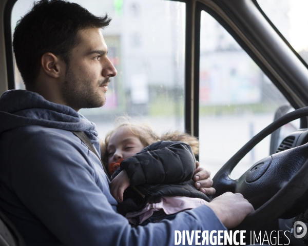 Jeune rrom roumain et sa fille  dans sa camionnette, Aubervilliers