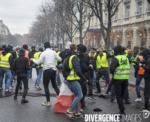 Gilets jaunes contre fascistes avenue Hoche, Paris.
