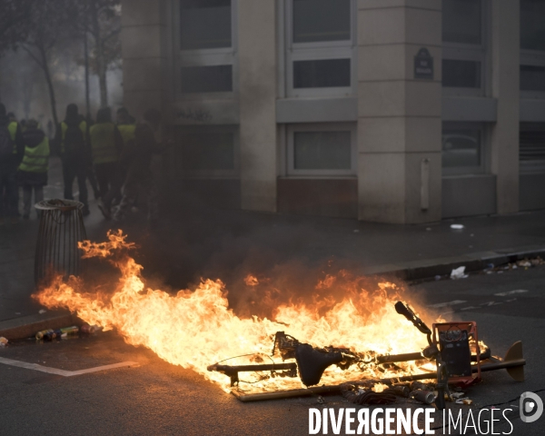 Gilets jaunes vers les Champs Elysées