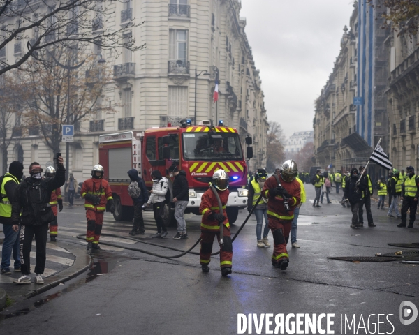 Gilets jaunes vers les Champs Elysées