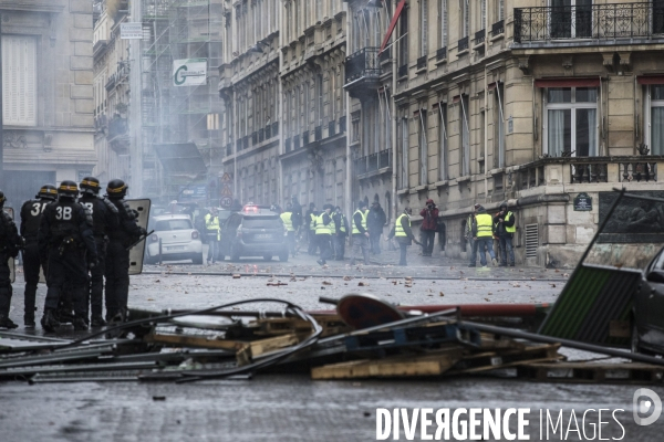 Manifestation des gilets jaunes sur les champs-élysées