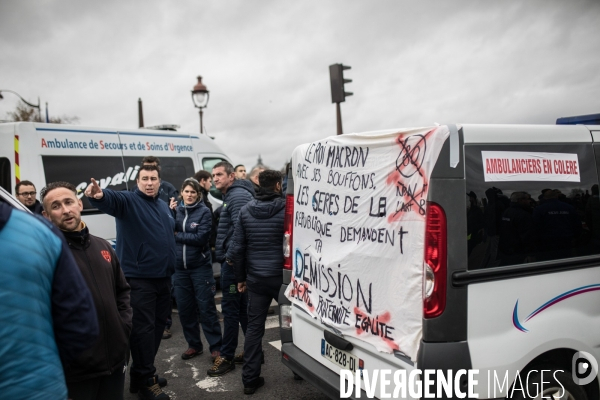 Manifestation d ambulanciers contre la réforme du financement des transports sanitaires