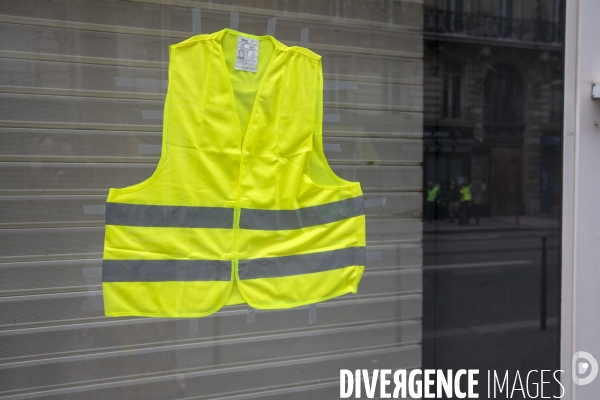 Quatrième samedi de manifestation du mouvement des Gilets jaunes sur les champs-Elysées à Paris