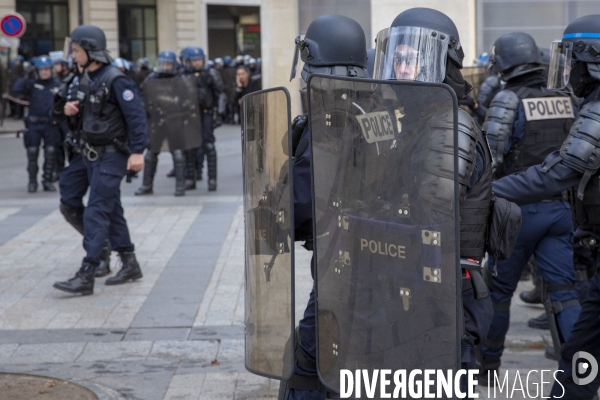 Quatrième samedi de manifestation du mouvement des Gilets jaunes sur les champs-Elysées à Paris