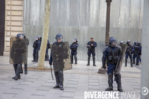 Quatrième samedi de manifestation du mouvement des Gilets jaunes sur les champs-Elysées à Paris