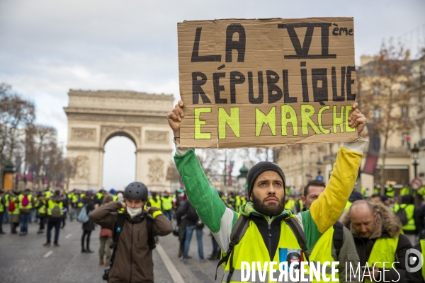 Quatrième samedi de manifestation du mouvement des Gilets jaunes sur les champs-Elysées à Paris