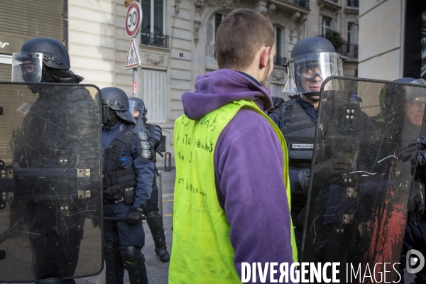 Quatrième samedi de manifestation du mouvement des Gilets jaunes sur les champs-Elysées à Paris