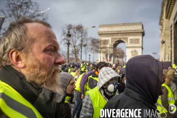 Quatrième samedi de manifestation du mouvement des Gilets jaunes sur les champs-Elysées à Paris