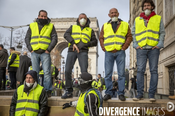 Quatrième samedi de manifestation du mouvement des Gilets jaunes sur les champs-Elysées à Paris