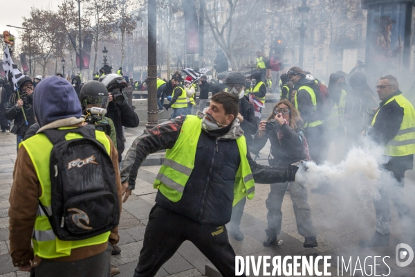 Quatrième samedi de manifestation du mouvement des Gilets jaunes sur les champs-Elysées à Paris