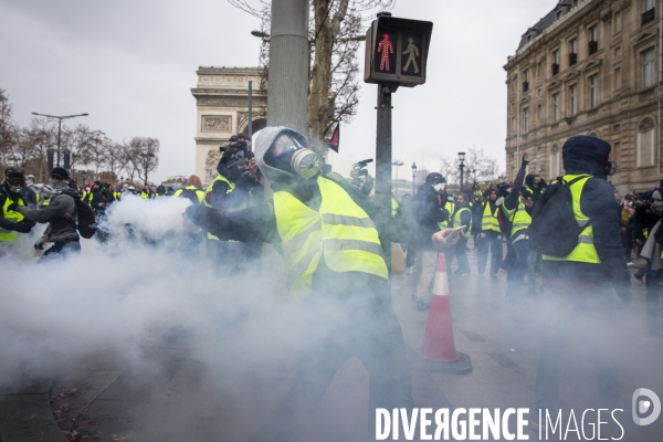 Quatrième samedi de manifestation du mouvement des Gilets jaunes sur les champs-Elysées à Paris