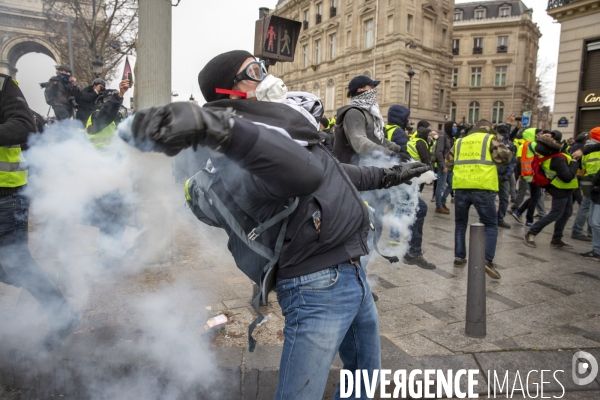 Quatrième samedi de manifestation du mouvement des Gilets jaunes sur les champs-Elysées à Paris