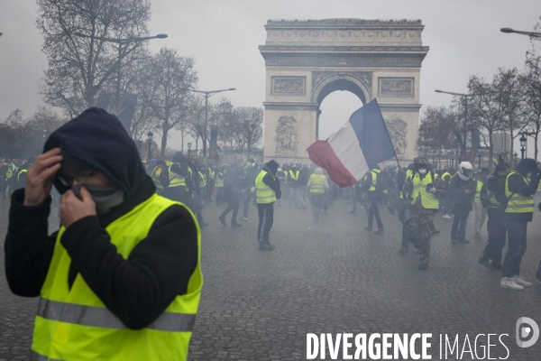 Quatrième samedi de manifestation du mouvement des Gilets jaunes sur les champs-Elysées à Paris