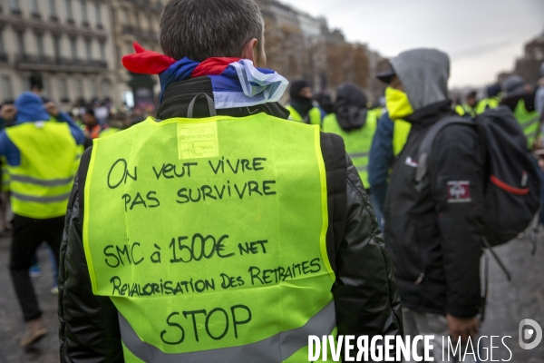 Quatrième samedi de manifestation du mouvement des Gilets jaunes sur les champs-Elysées à Paris